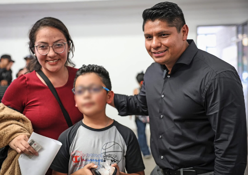 Gobierno de Cuautlancingo entregó lentes a 476 estudiantes