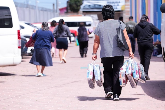 En San Andrés Cholula, la alcaldesa Lupita Cuautle, apoya a familias con medicinas y aparatos funcionales