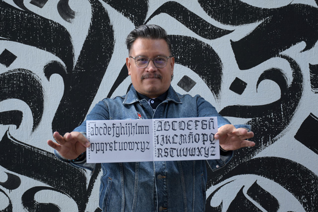 Caligrafía gótica mexicana compartida por investigador BUAP en ATypI Stanford 2026