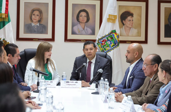 Ante la familia del SEDIF, Armenta presentó a Carlos Ochoa, como director del organismo.