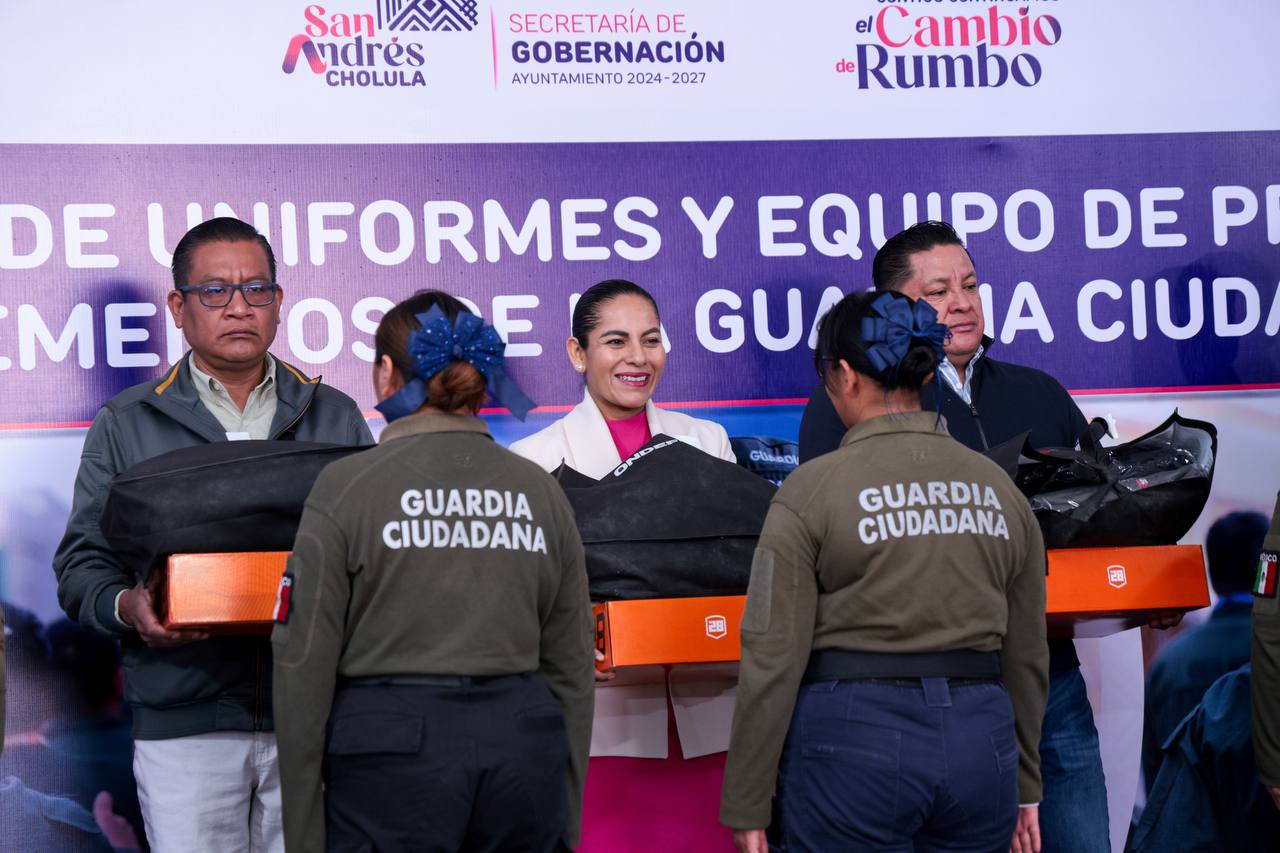 Estrenan uniforme policías ciudadanos de San Andrés Cholula